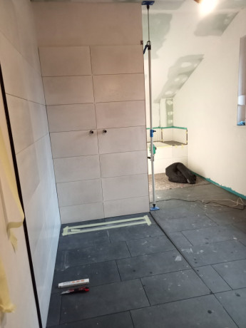 badrenovierung-mit-stil-saubere-fliesenarbeiten-perfekte-fugen-big-15