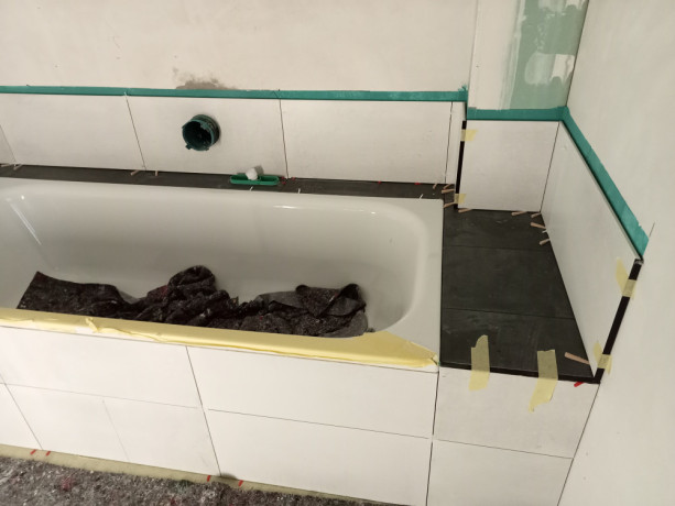 badrenovierung-mit-stil-saubere-fliesenarbeiten-perfekte-fugen-big-12