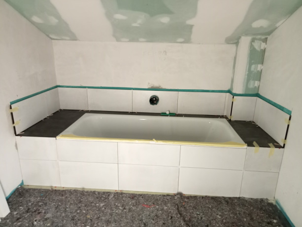 badrenovierung-mit-stil-saubere-fliesenarbeiten-perfekte-fugen-big-13