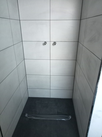 badrenovierung-mit-stil-saubere-fliesenarbeiten-perfekte-fugen-big-18